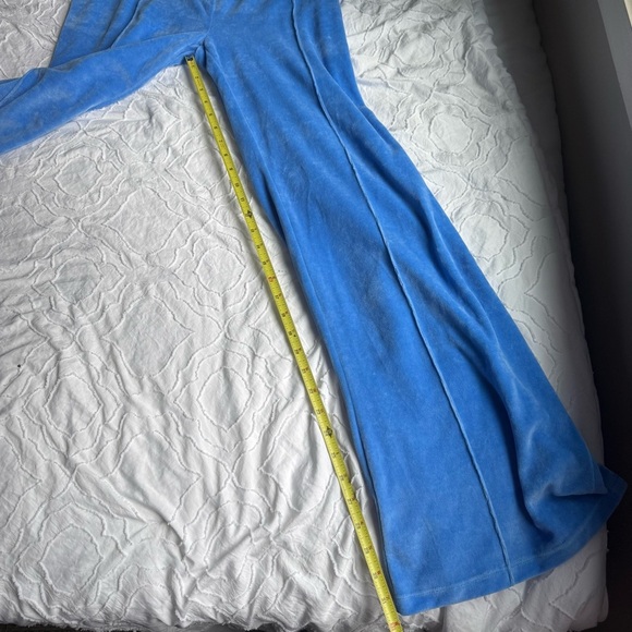 PrettyLittleThing Blue Velour Pants With Slit and Seam Detail - Picture 5 of 11